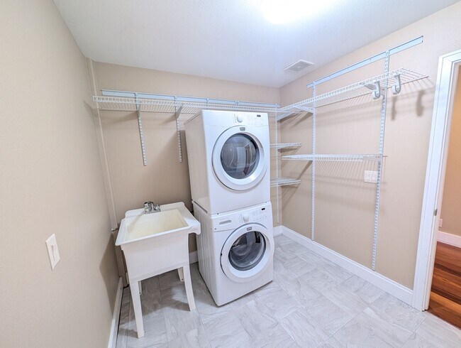 Building Photo - 4 Bed/2.5 Bath Multnomah Village Stunner w...