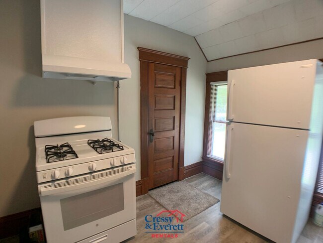 Building Photo - 1122 Regent St