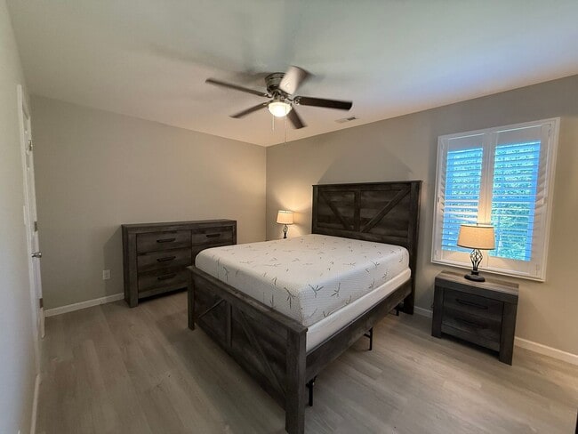 Building Photo - Fully Furnished 3 Bedroom, 2 Bath Home wit...