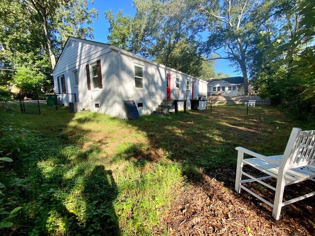 Building Photo - 595 Pinecrest Dr