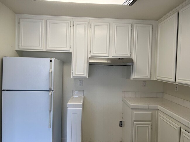 Building Photo - Wonderful 2 bedroom, 2 Bath Condo!  Single...