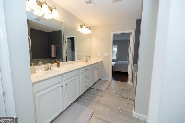 Building Photo - 7245 Heritage Oak Ct