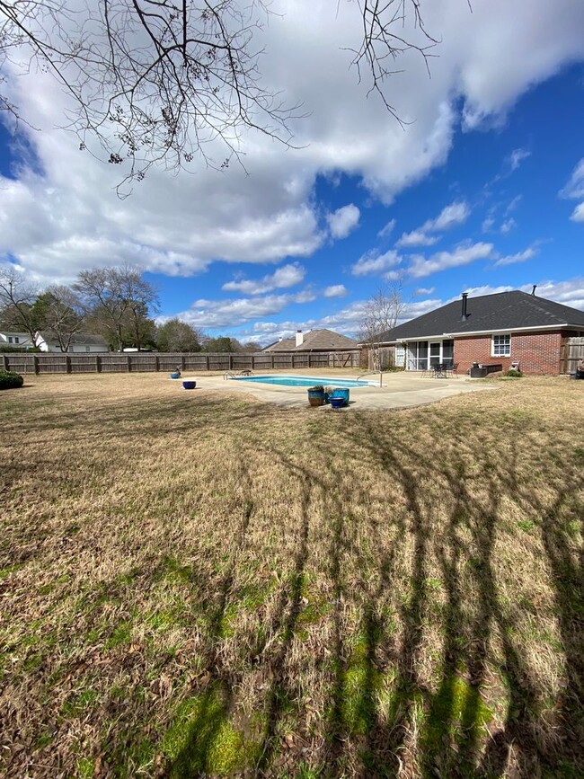 Building Photo - Upscale rental with a pool!