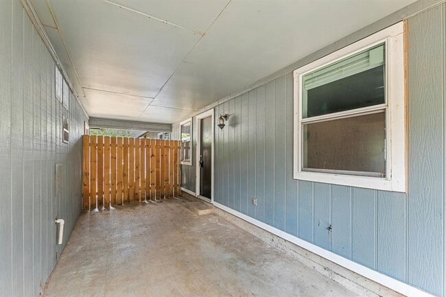 Building Photo - 2011 E Stassney Ln