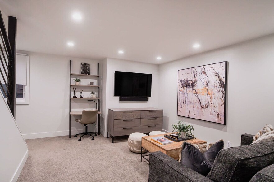 Building Photo - 800 E Hyman Ave