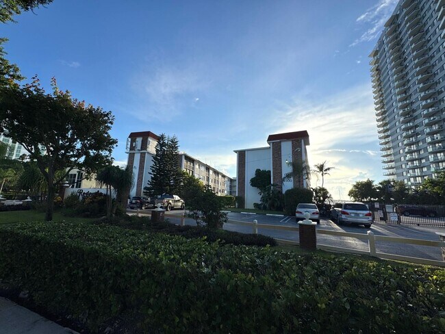 Building Photo - 4500 N Flagler Dr
