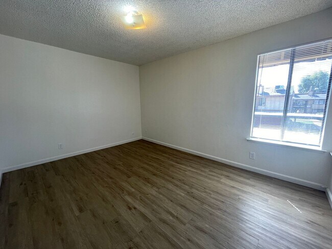 Building Photo - 1221 N Peach Ave