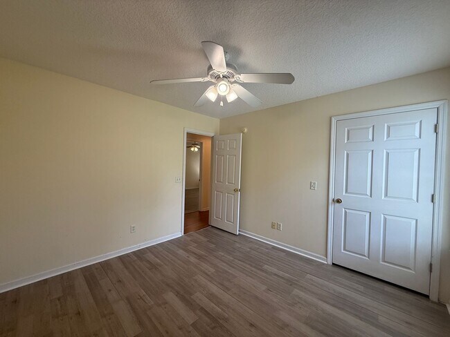 Building Photo - 221 Millcrest Dr