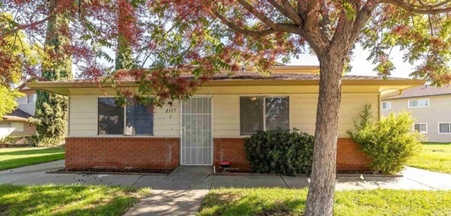 Primary Photo - Great Condo nestled in the middle of two g...