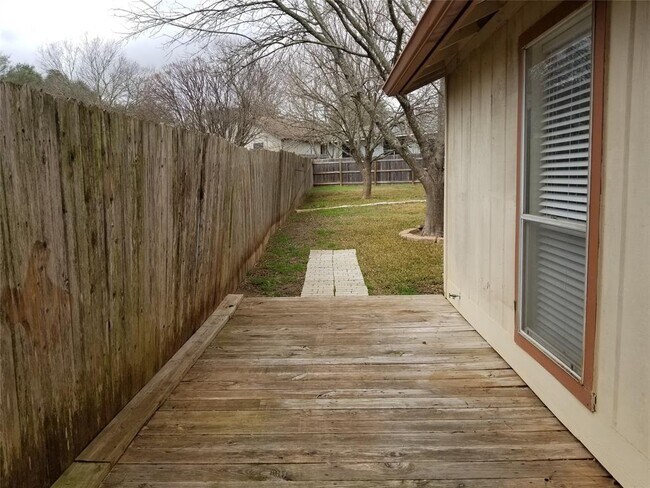 Building Photo - 740 Simonetti Dr