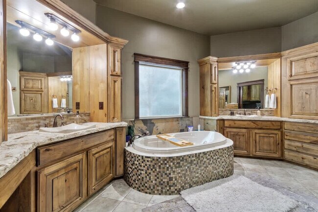 Building Photo - 5605 N Morpheus Pl
