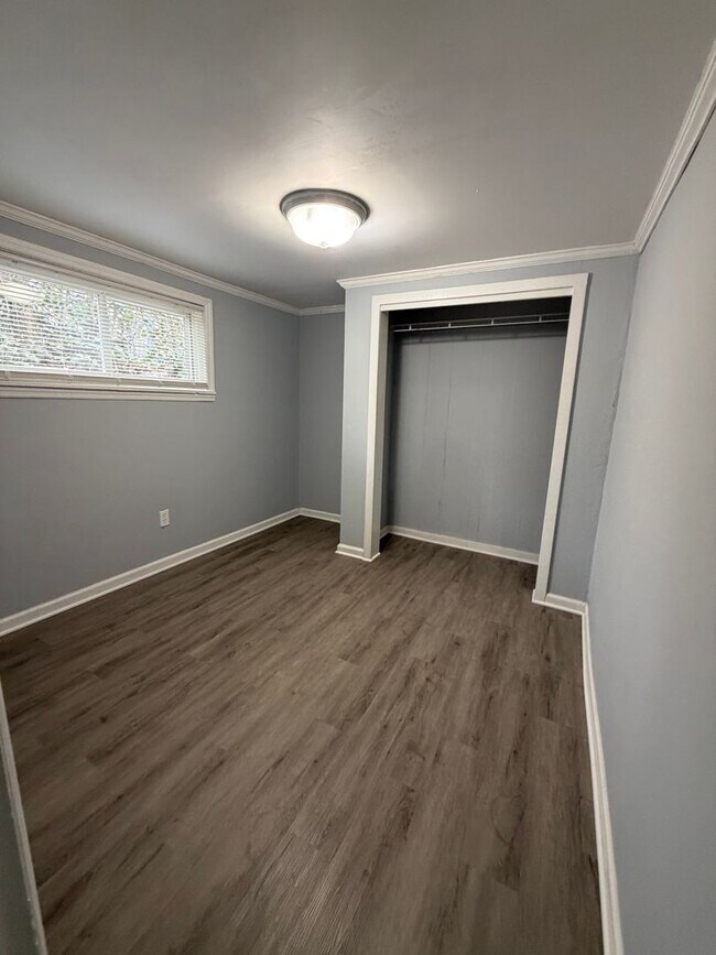 Building Photo - WALKING DISTANCE TO TOWN!!!