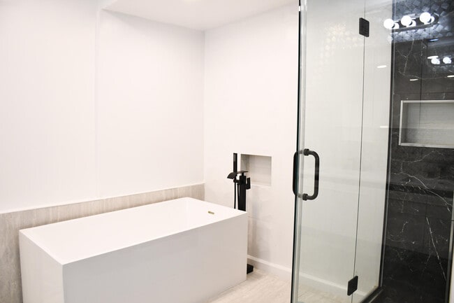 Building Photo - 61576 Aberdeen Dr