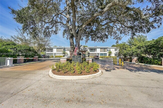 Building Photo - 6273 Bay Club Dr