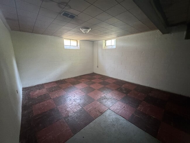 Building Photo - Lovely renovated 3 bedroom house