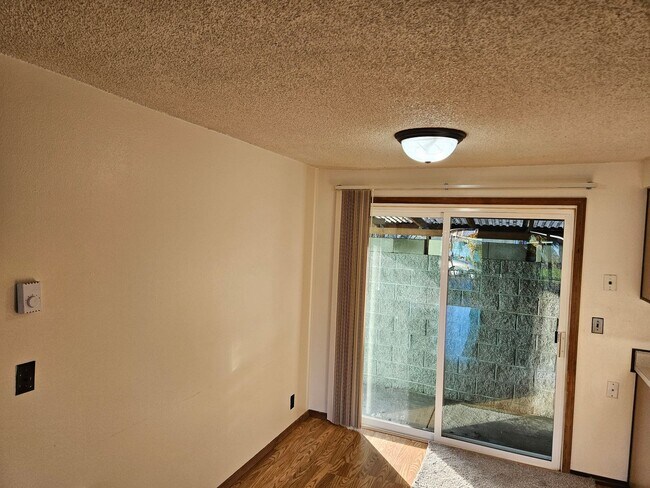 Building Photo - 677n52