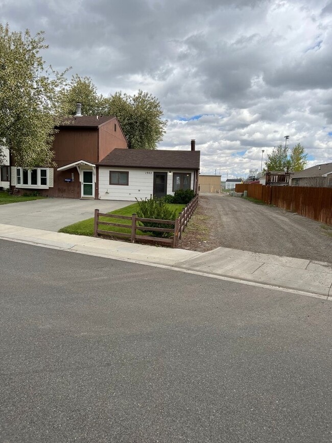 Building Photo - 1 Bedroom 1 Bath Townhouse in Great Neighborhood