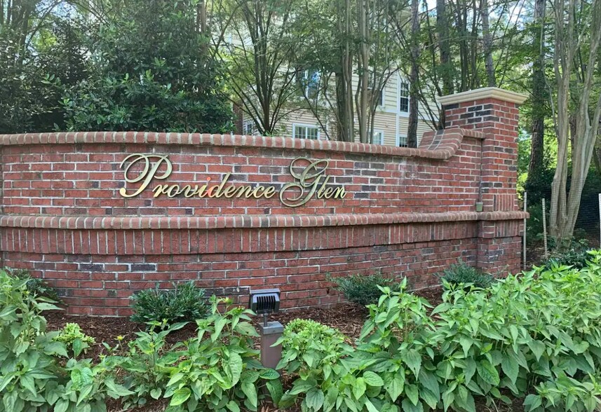 Neighborhood Entrance - 432 Glencrest Pl