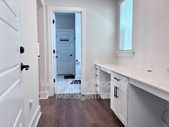 Building Photo - 2033 Florine Dr