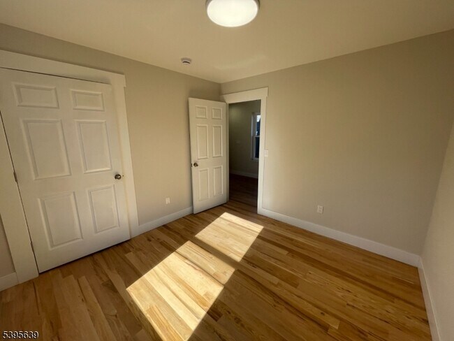 Building Photo - 119-121 Lewis St