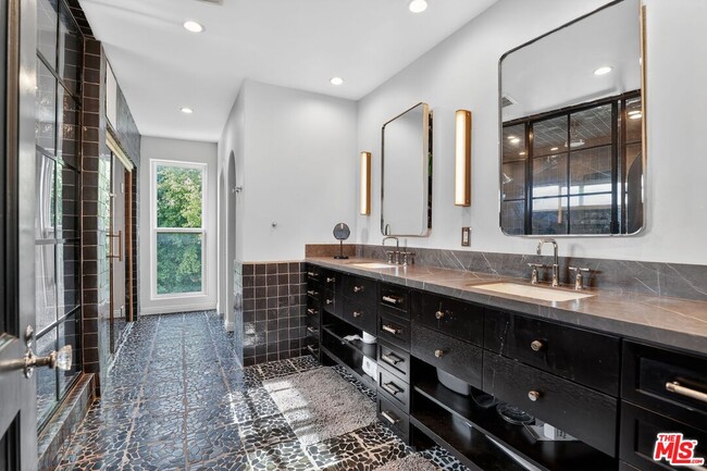 Building Photo - 10749 Weyburn Ave