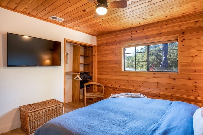 Building Photo - Charming 3 Bed Mountain Retreat | Wood Beams, Fireplace & Deck