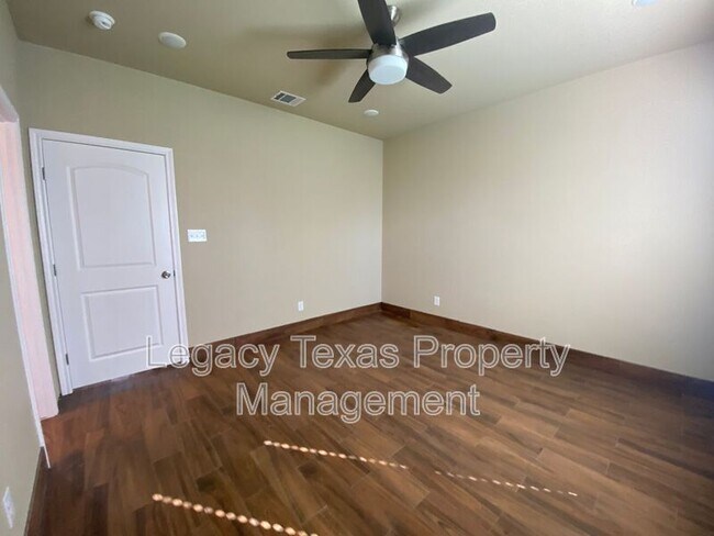 Building Photo - 103 Sabine Ave