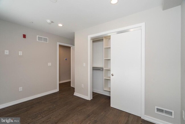 Building Photo - 1438 Clymer St