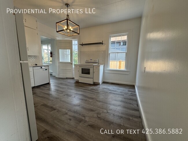 Building Photo - 424 8th Ave W
