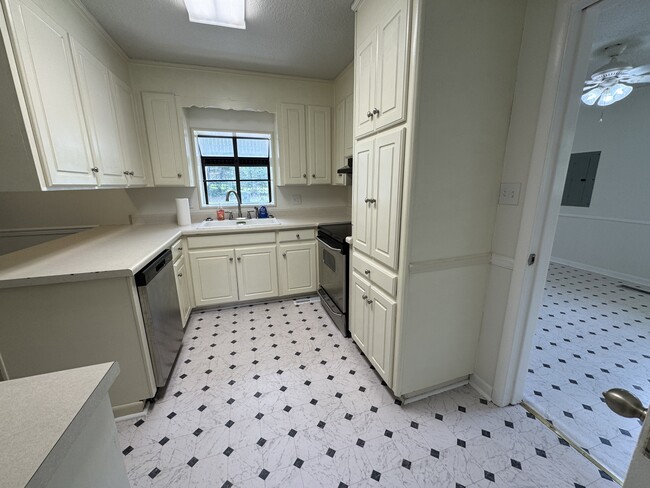 Building Photo - 400 Massee Dr