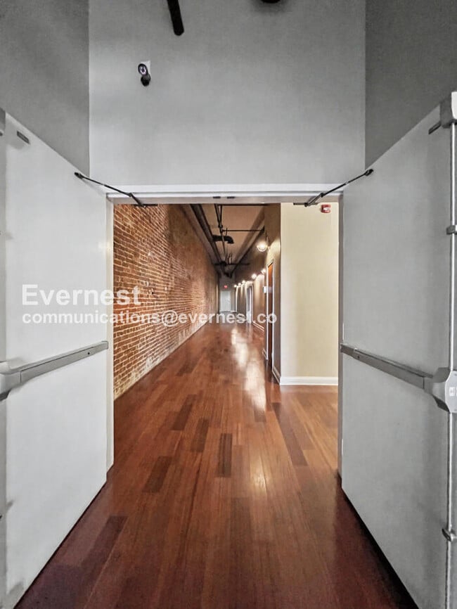 Building Photo - 2 Bed/2 Bath Condo with Modern Amenities / Pet-Friendly / Available Now!