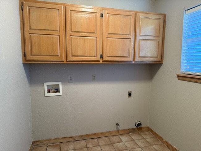 Building Photo - Coming Soon: Huge Living Area, Storage Shed, Fenced Yard 3 bedroom Home