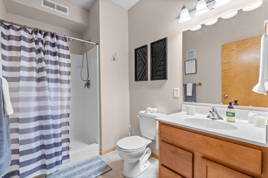 Building Photo - 805 Blue Sky Dr