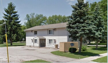 Building Photo - 714 N Oak St