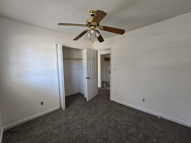 Building Photo - 1929 Crestview Dr