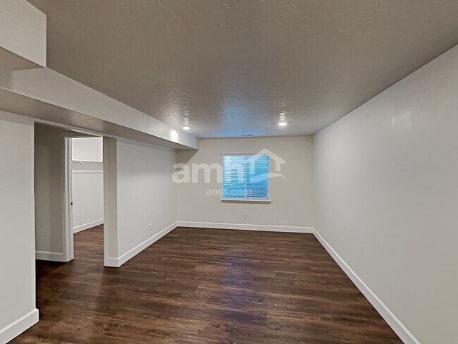 Building Photo - 3055 E N Vlg Dr