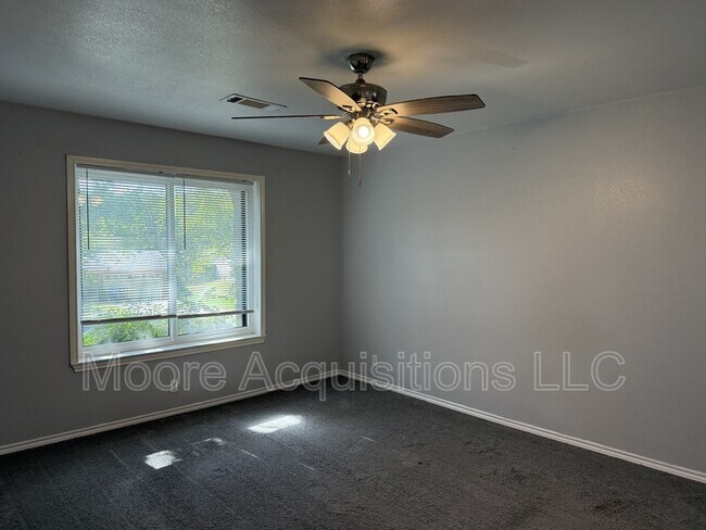 Building Photo - 3601 Oakwood Dr