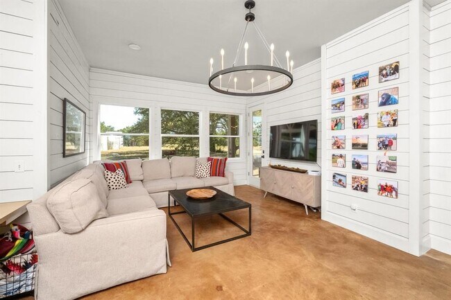 Building Photo - 2300 W Fitzhugh Rd