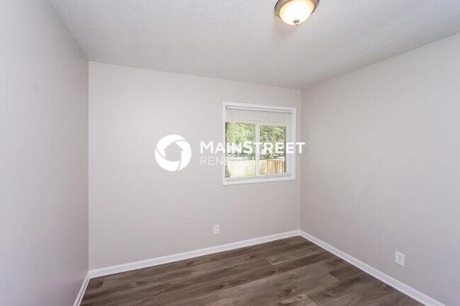 Building Photo - 3 Bedroom Pet-Friendly Home in Louisville, KY with Main Street Renewal