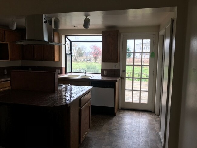 Building Photo - Farmhouse on huge lot