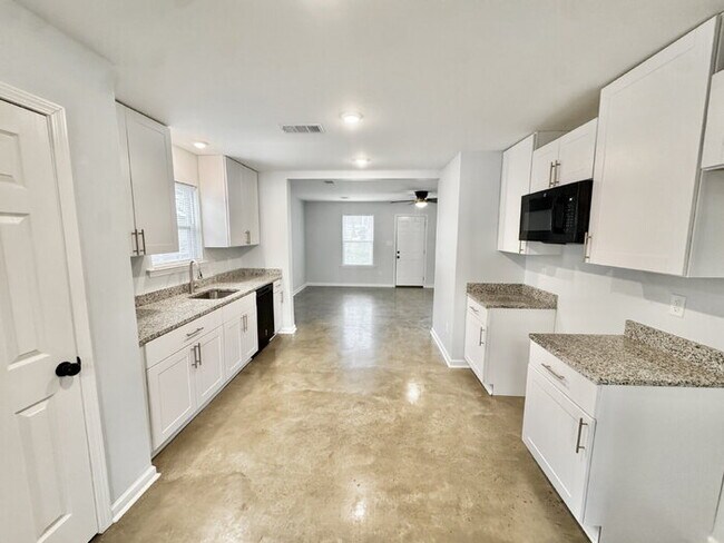 Building Photo - 780 Woodlawn St