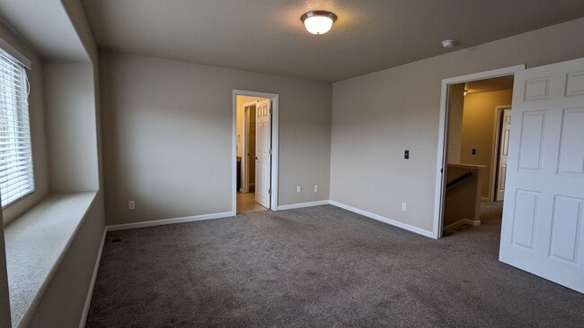 Building Photo - 3 BED/2.5 BATH END UNIT TOWNHOME W/PATIO & 2-CAR GARAGE!