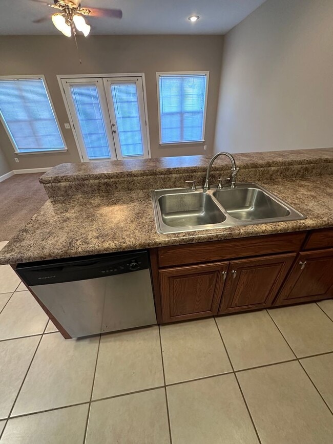 Building Photo - Eagle Landing - End Unit