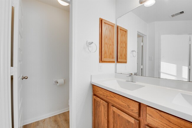 Building Photo - 2410 Lakecrest Town Dr