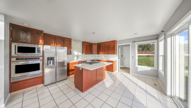 Building Photo - 2 Bed 2.5 Bath - Mowing Included - Pet Friendly - NAS Whidbey