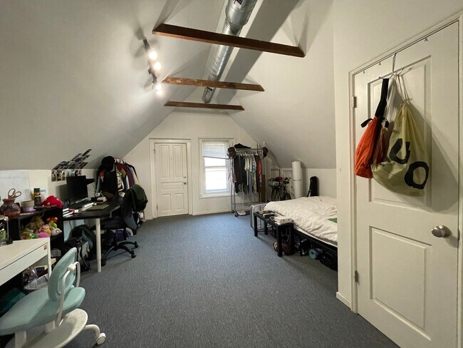 Building Photo - 2646 N Wilton Ave