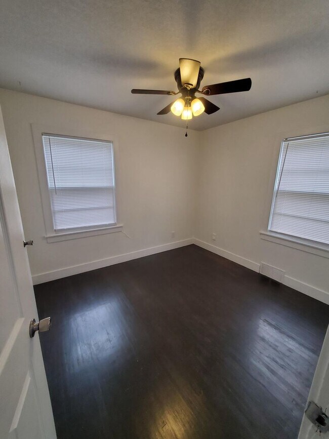 Building Photo - Free standing home just 2 blocks from Central and Mclean