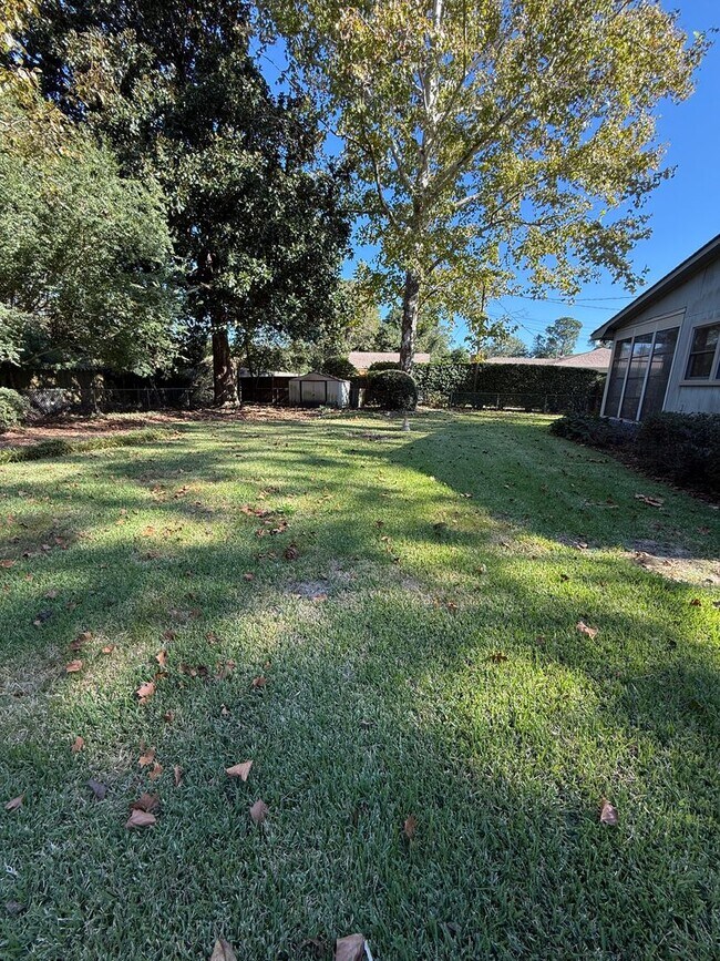 Building Photo - 3/3 Totally Renovated House on Sylvan Driv...