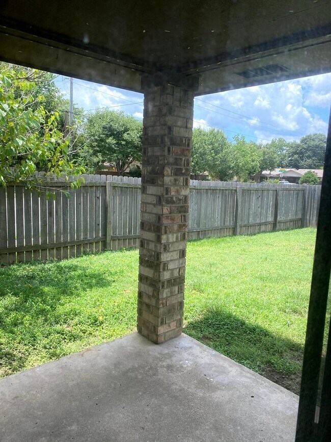 Building Photo - Cozy 2/2 Duplex Available for Prelease!