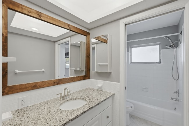 Building Photo - 725 Patricia Ave